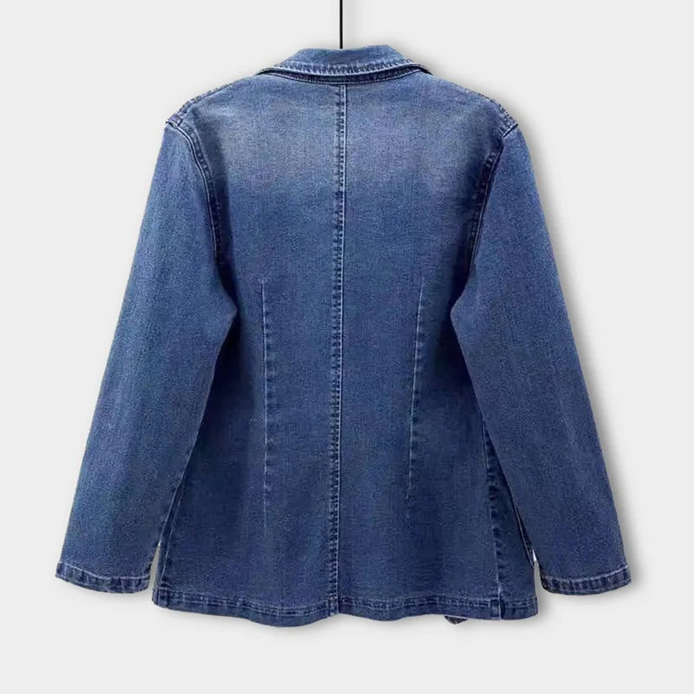 "Blå denim blazer til kvinder med moderne design og elegant snit, perfekt til både casual og formel påklædning."