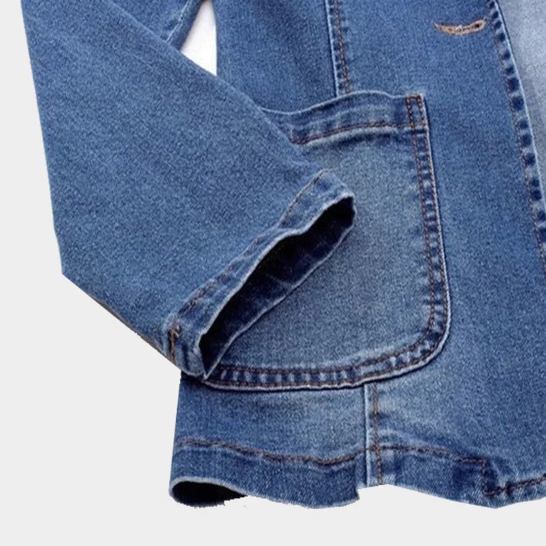 "Blå denim blazer til kvinder med moderne design og elegant snit, perfekt til både casual og formel påklædning."