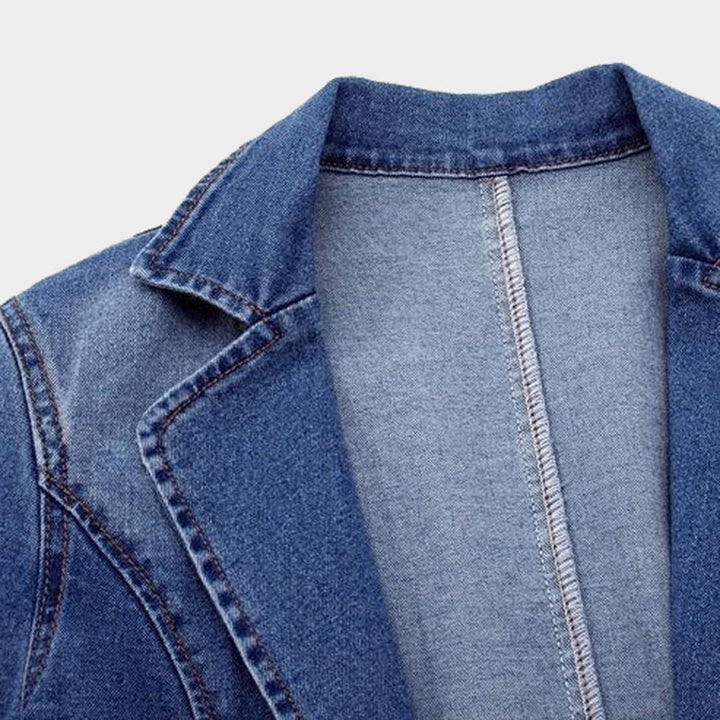 "Blå denim blazer til kvinder med moderne design og elegant snit, perfekt til både casual og formel påklædning."
