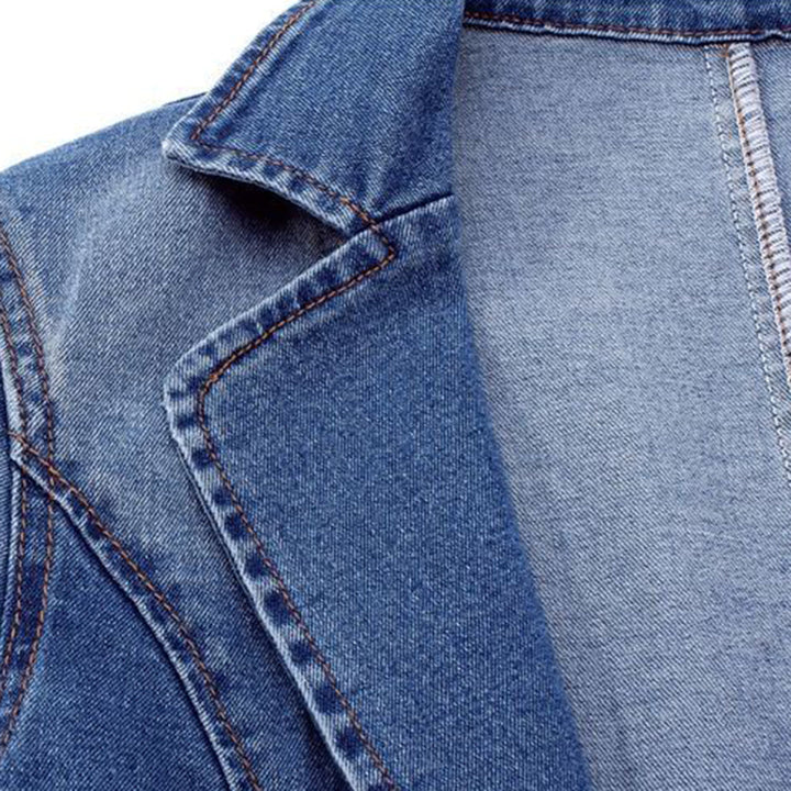 "Blå denim blazer til kvinder med moderne design og elegant snit, perfekt til både casual og formel påklædning."