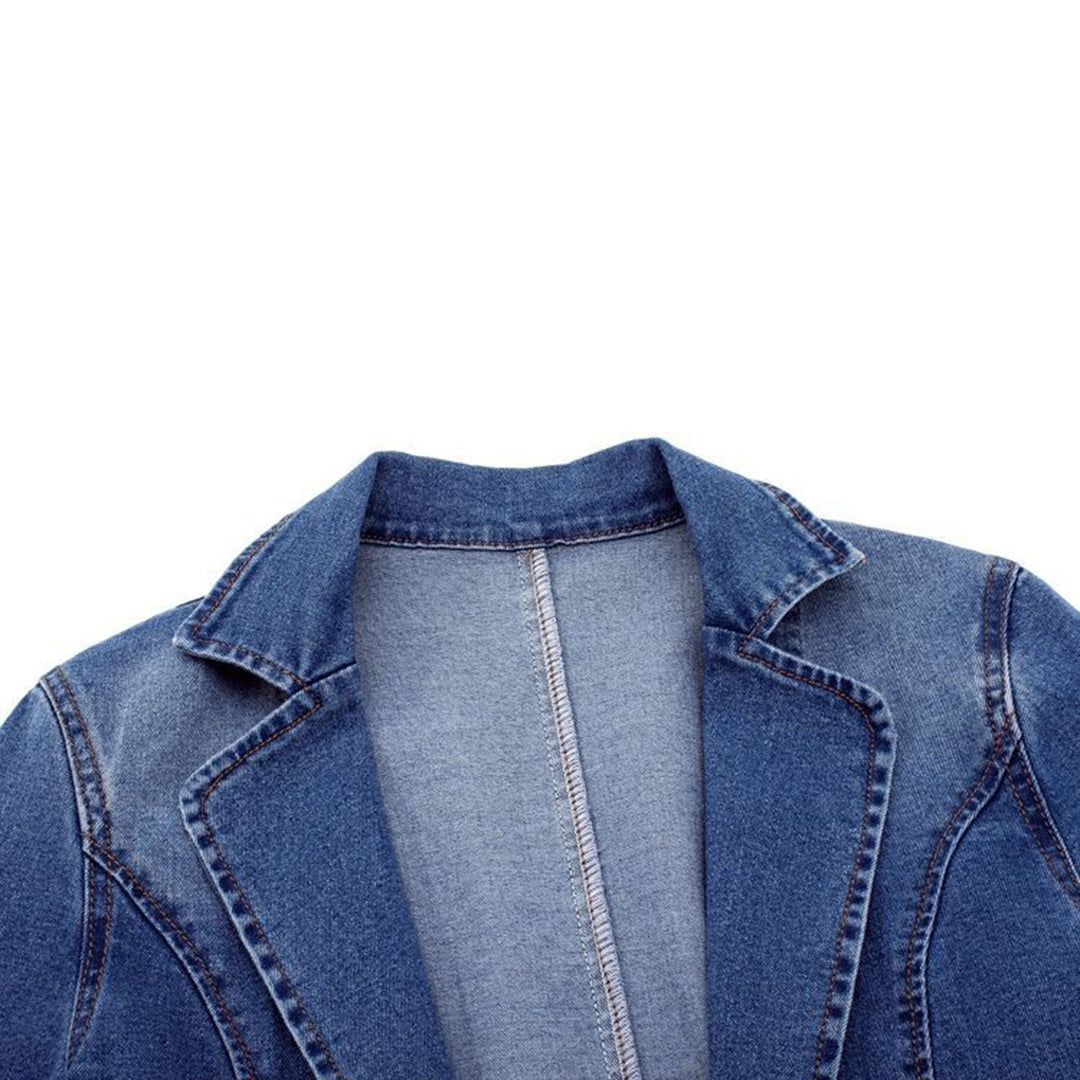 "Blå denim blazer til kvinder med moderne design og elegant snit, perfekt til både casual og formel påklædning."