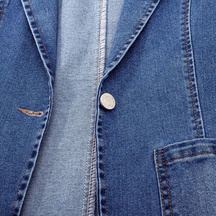 "Blå denim blazer til kvinder med moderne design og elegant snit, perfekt til både casual og formel påklædning."