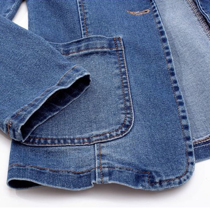 "Blå denim blazer til kvinder med moderne design og elegant snit, perfekt til både casual og formel påklædning."