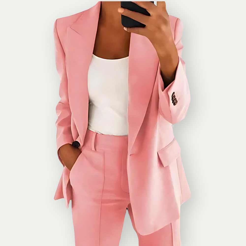 Blazer sæt i mørkeblå til kvinder, elegant design med skarpe klapper og knapper, perfekt til professionelle lejligheder.