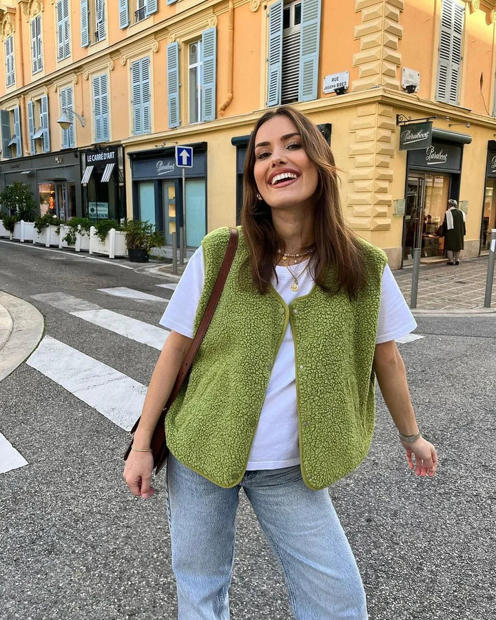 "Blød beige fleecevest med Sherpa-stof, åben front, trykknaplukning, ideel til vinterlagdeling og afslappet pasform."