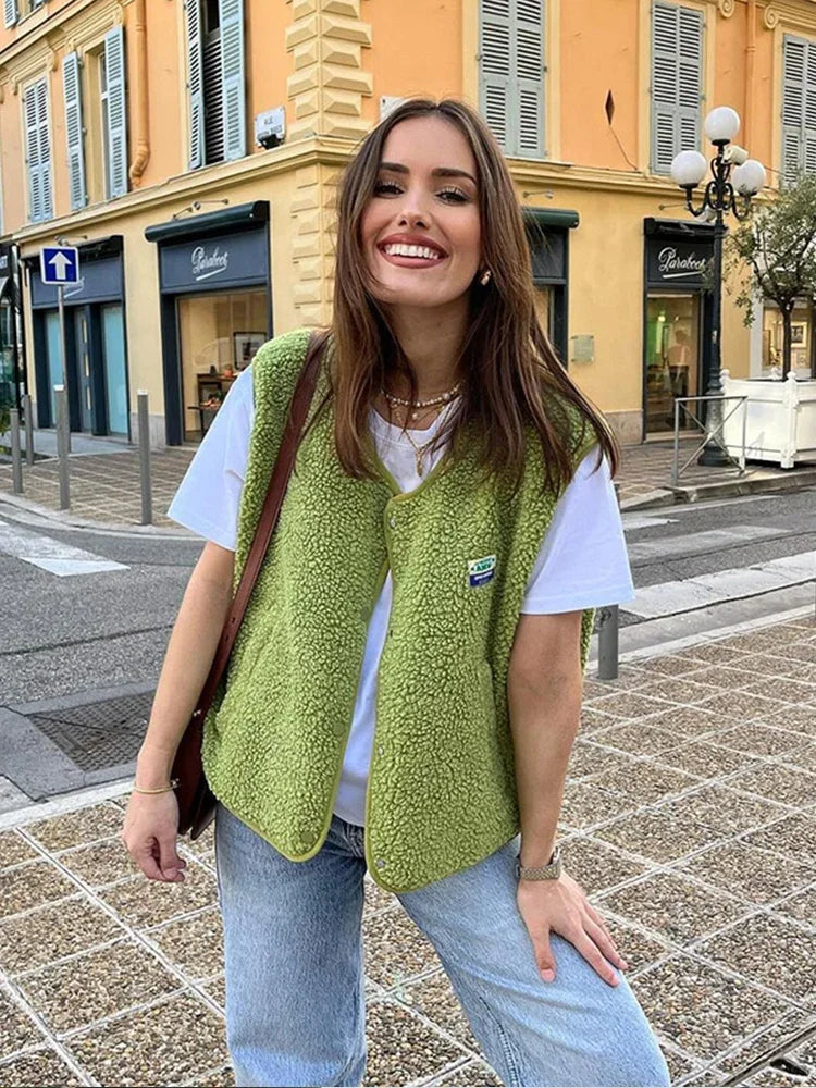 "Blød beige fleecevest med Sherpa-stof, åben front, trykknaplukning, ideel til vinterlagdeling og afslappet pasform."