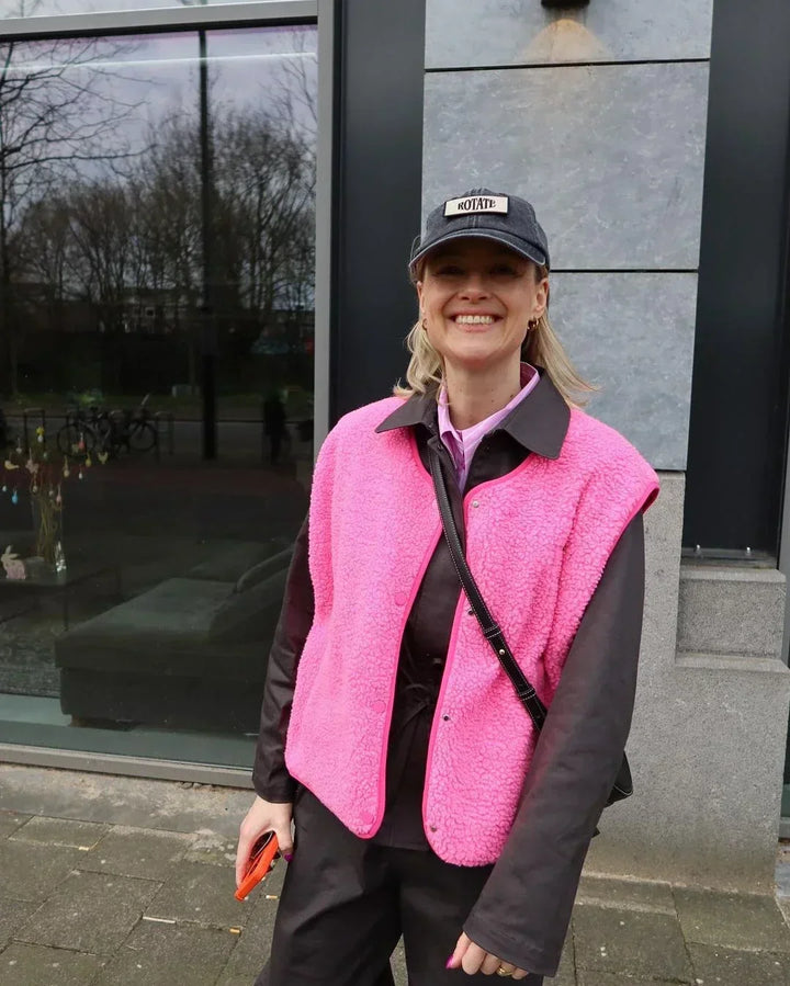 "Blød beige fleecevest med Sherpa-stof, åben front, trykknaplukning, ideel til vinterlagdeling og afslappet pasform."