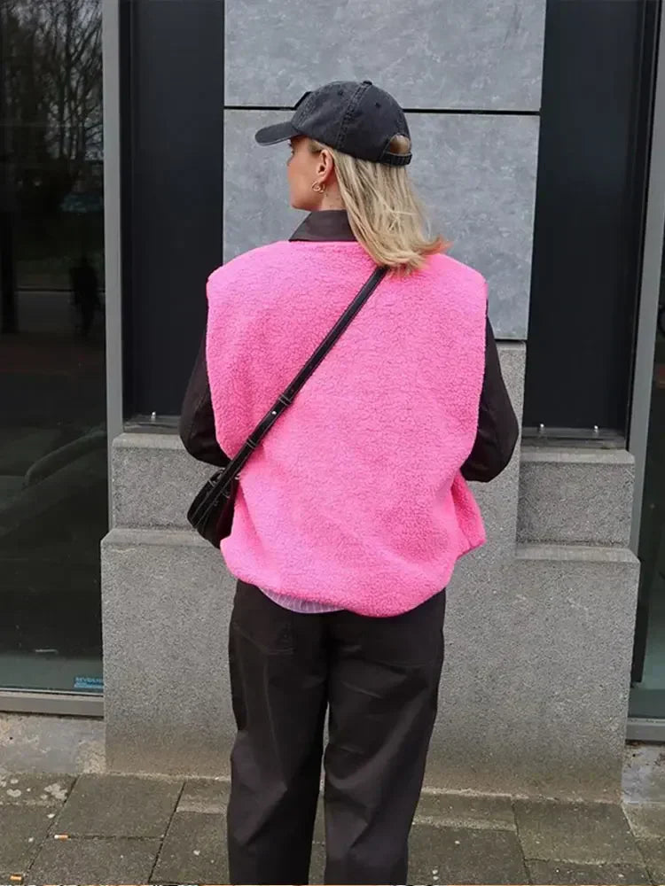 "Blød beige fleecevest med Sherpa-stof, åben front, trykknaplukning, ideel til vinterlagdeling og afslappet pasform."