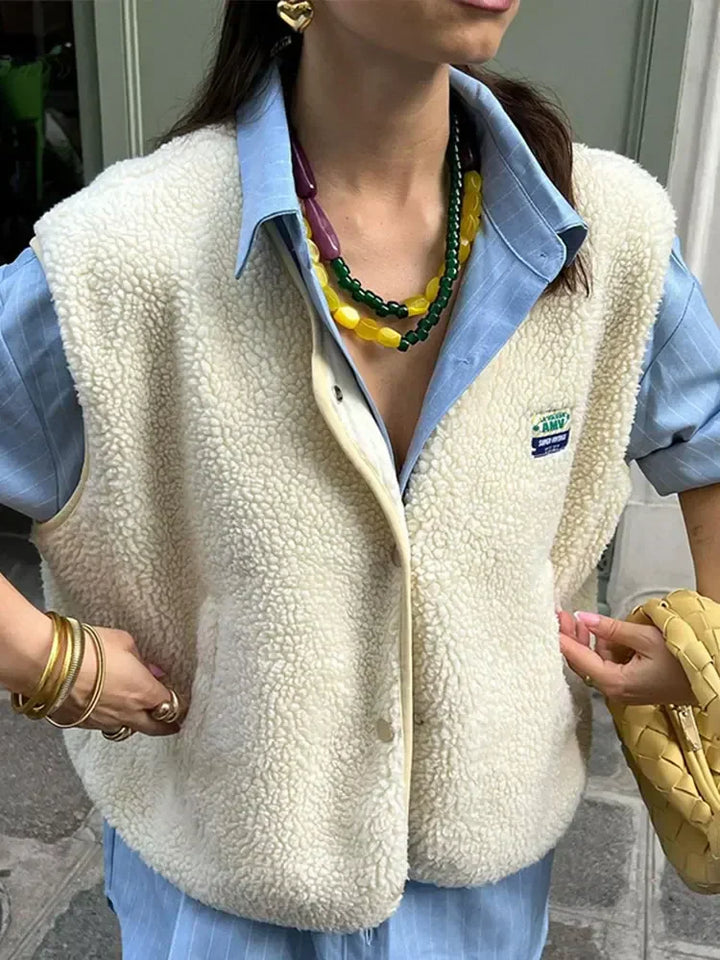 "Blød beige fleecevest med Sherpa-stof, åben front, trykknaplukning, ideel til vinterlagdeling og afslappet pasform."