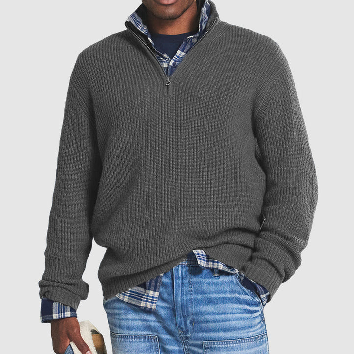 "Blød cashmere herresweater med lynlås, forretningsstil, elegant snit, vist forfra på modulopbygget baggrund."
