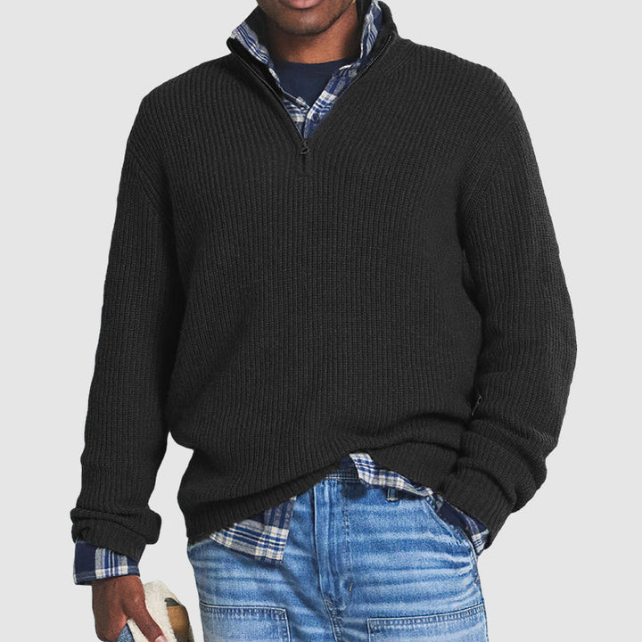 "Blød cashmere herresweater med lynlås, forretningsstil, elegant snit, vist forfra på modulopbygget baggrund."