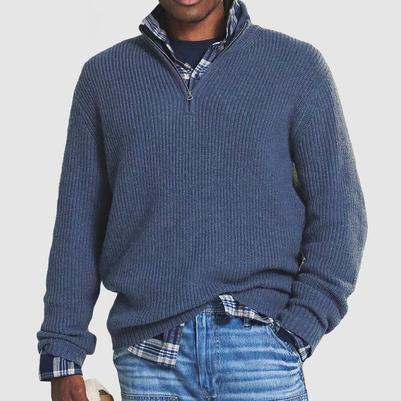 "Blød cashmere herresweater med lynlås, forretningsstil, elegant snit, vist forfra på modulopbygget baggrund."
