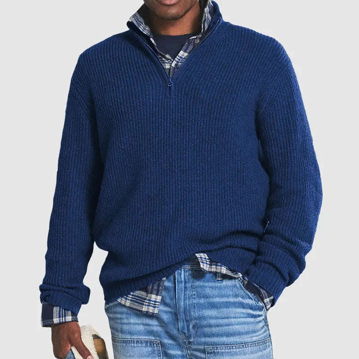 "Blød cashmere herresweater med lynlås, forretningsstil, elegant snit, vist forfra på modulopbygget baggrund."