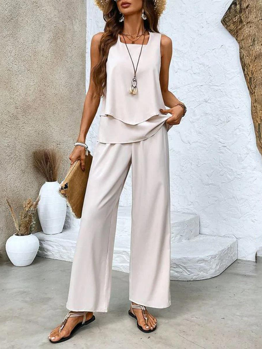 Blomstret top og buksesæt, elegant pasform. Kvindeoutfit perfekt til stil og komfort i hverdagen.