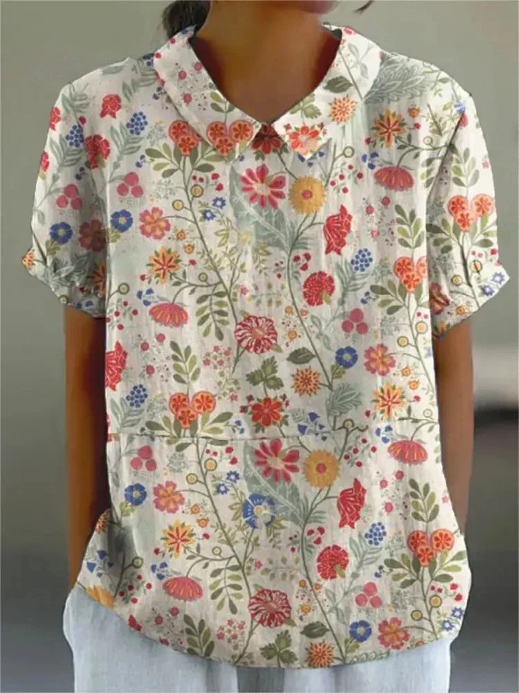 Elegant kvinde bluse med farverigt blomsterprint, perfekt til afslappede dage, tilbyder både stil og komfort.