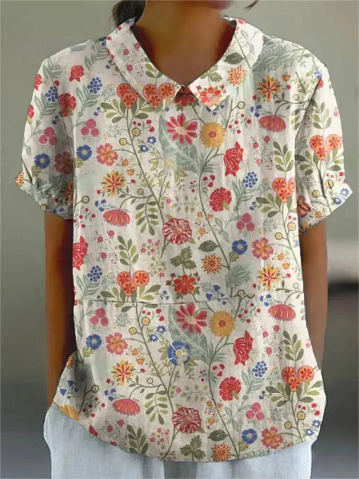 Elegant kvinde bluse med farverigt blomsterprint, perfekt til afslappede dage, tilbyder både stil og komfort.