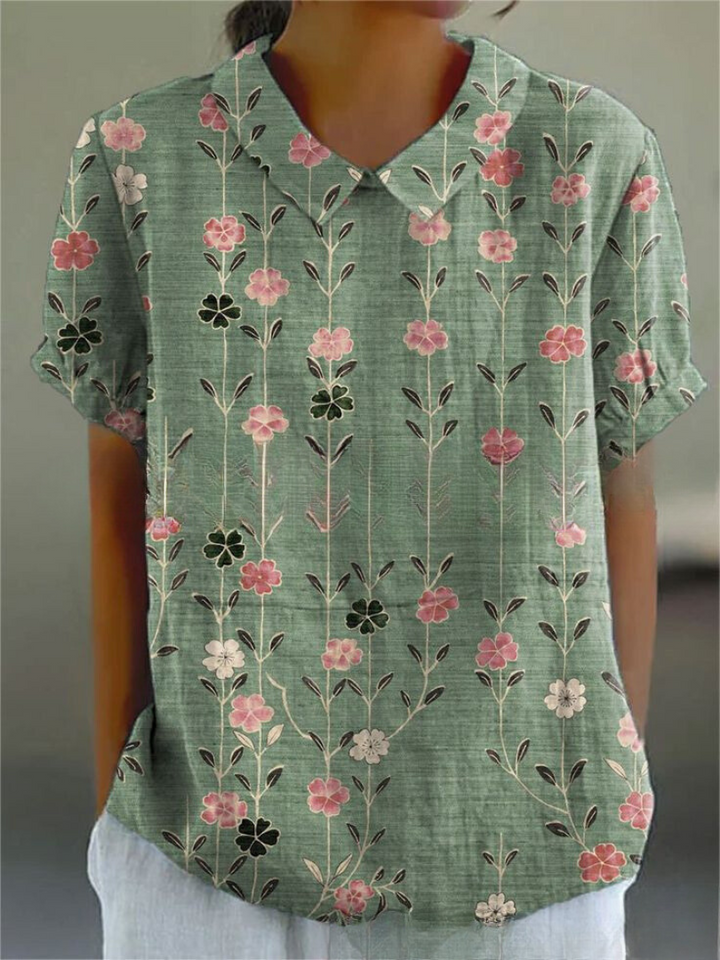 Elegant kvinde bluse med farverigt blomsterprint, perfekt til afslappede dage, tilbyder både stil og komfort.
