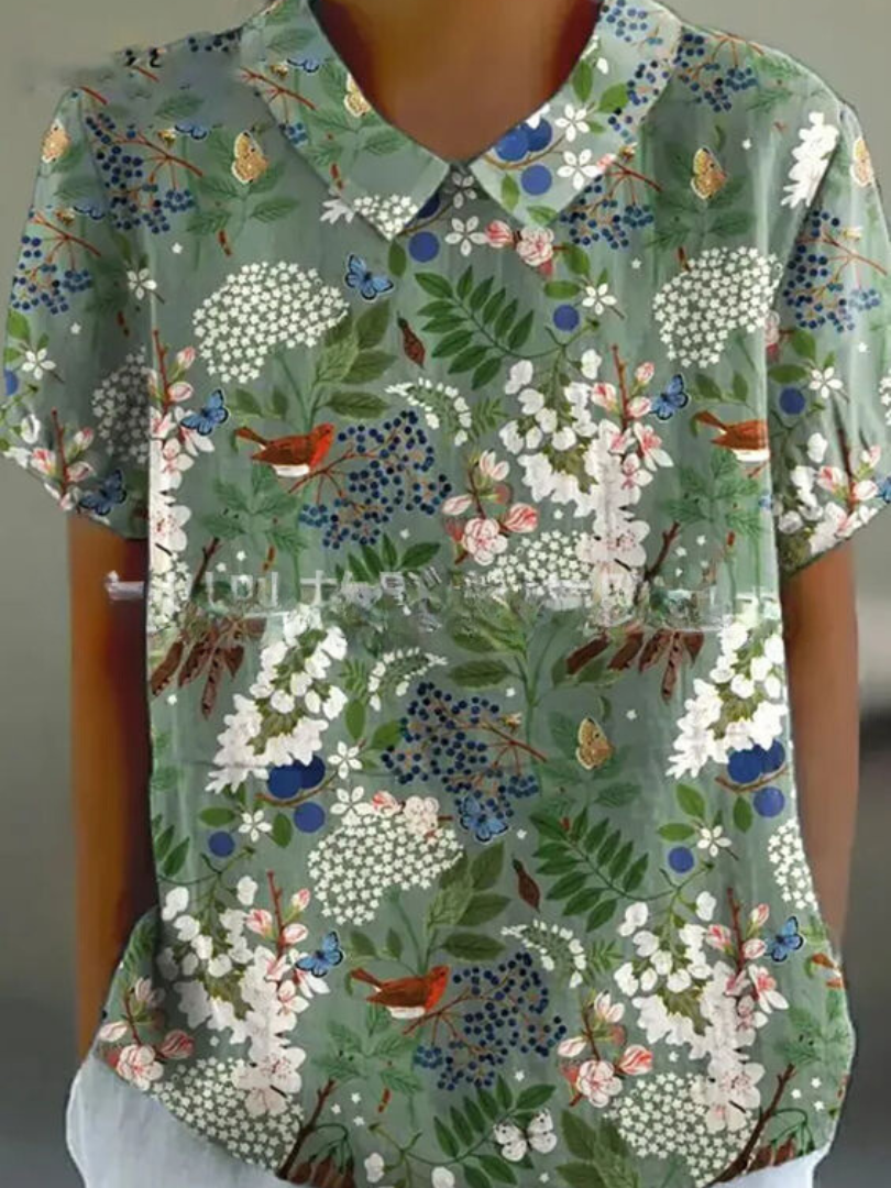 Elegant kvinde bluse med farverigt blomsterprint, perfekt til afslappede dage, tilbyder både stil og komfort.