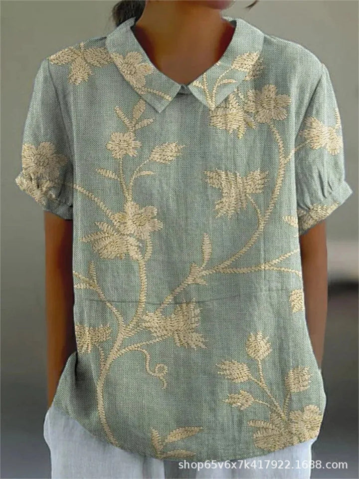 Elegant kvinde bluse med farverigt blomsterprint, perfekt til afslappede dage, tilbyder både stil og komfort.
