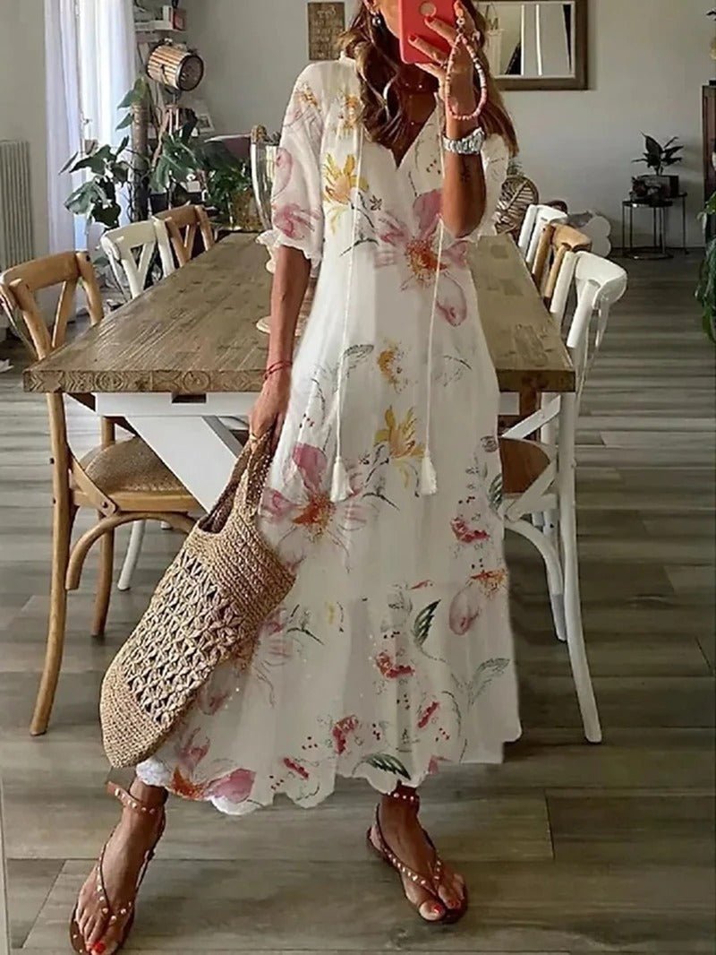 Blomstret dame maxi kjole med letvægtsstof, V-hals og korte ærmer. Ideel til afslappede lejligheder.
