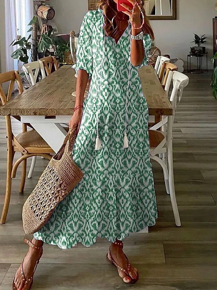 Blomstret dame maxi kjole med letvægtsstof, V-hals og korte ærmer. Ideel til afslappede lejligheder.