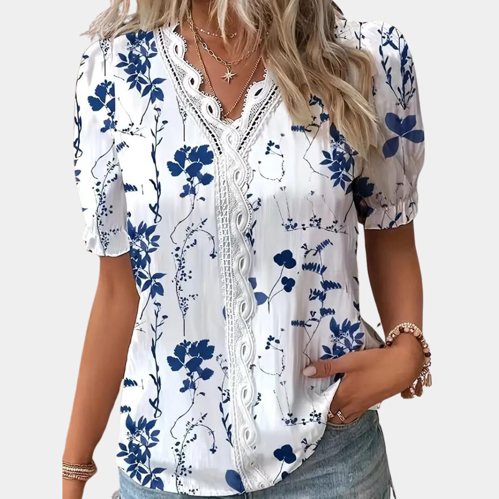 Blomstret damebluse med blondekant i blå, elegant og sommerligt design. Behageligt stof, perfekt til både dag og aften.