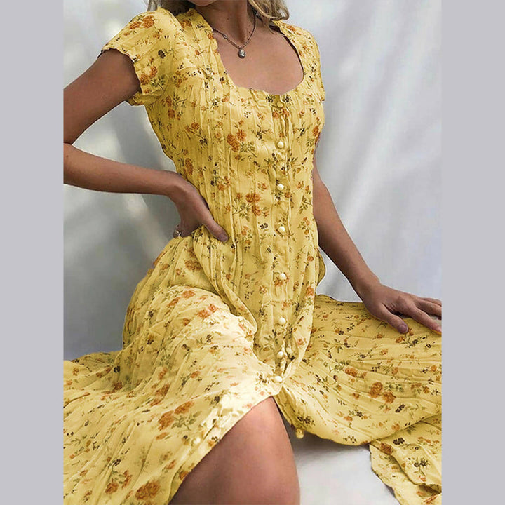 "Blomstret Elvira sommerkjole, let og åndbar med kortærmet design, ideel til sommer og feminine looks."