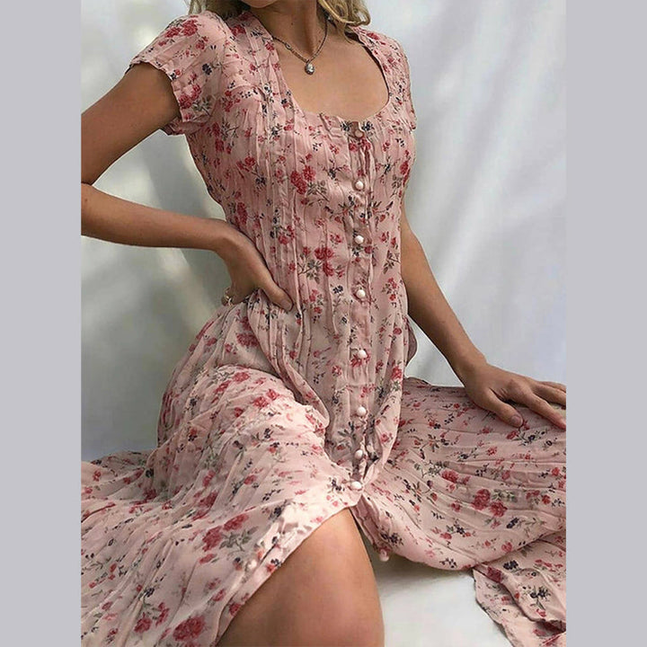 "Blomstret Elvira sommerkjole, let og åndbar med kortærmet design, ideel til sommer og feminine looks."