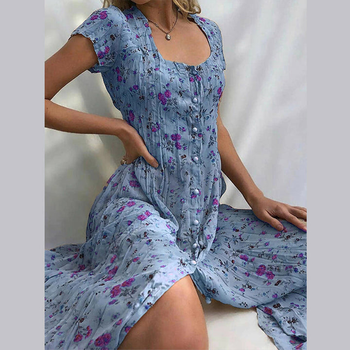 "Blomstret Elvira sommerkjole, let og åndbar med kortærmet design, ideel til sommer og feminine looks."