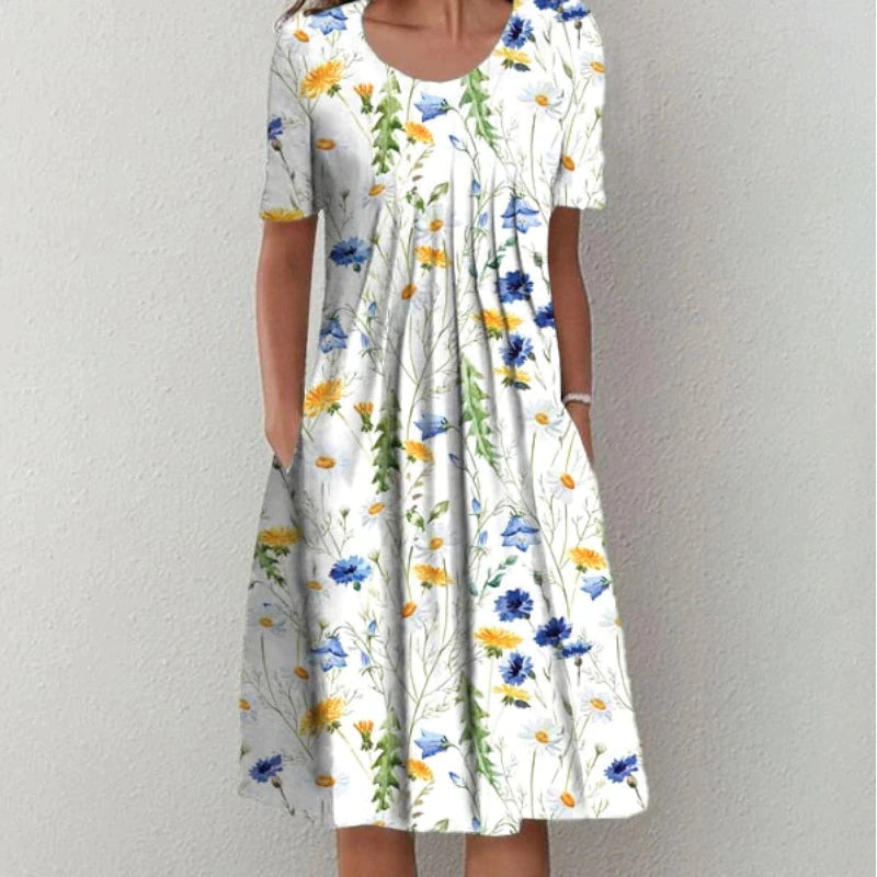 Kvinders blomstrede kjole med lommer, elegant design, livligt blomstermønster, ideel til både formelle og afslappede anledninger.