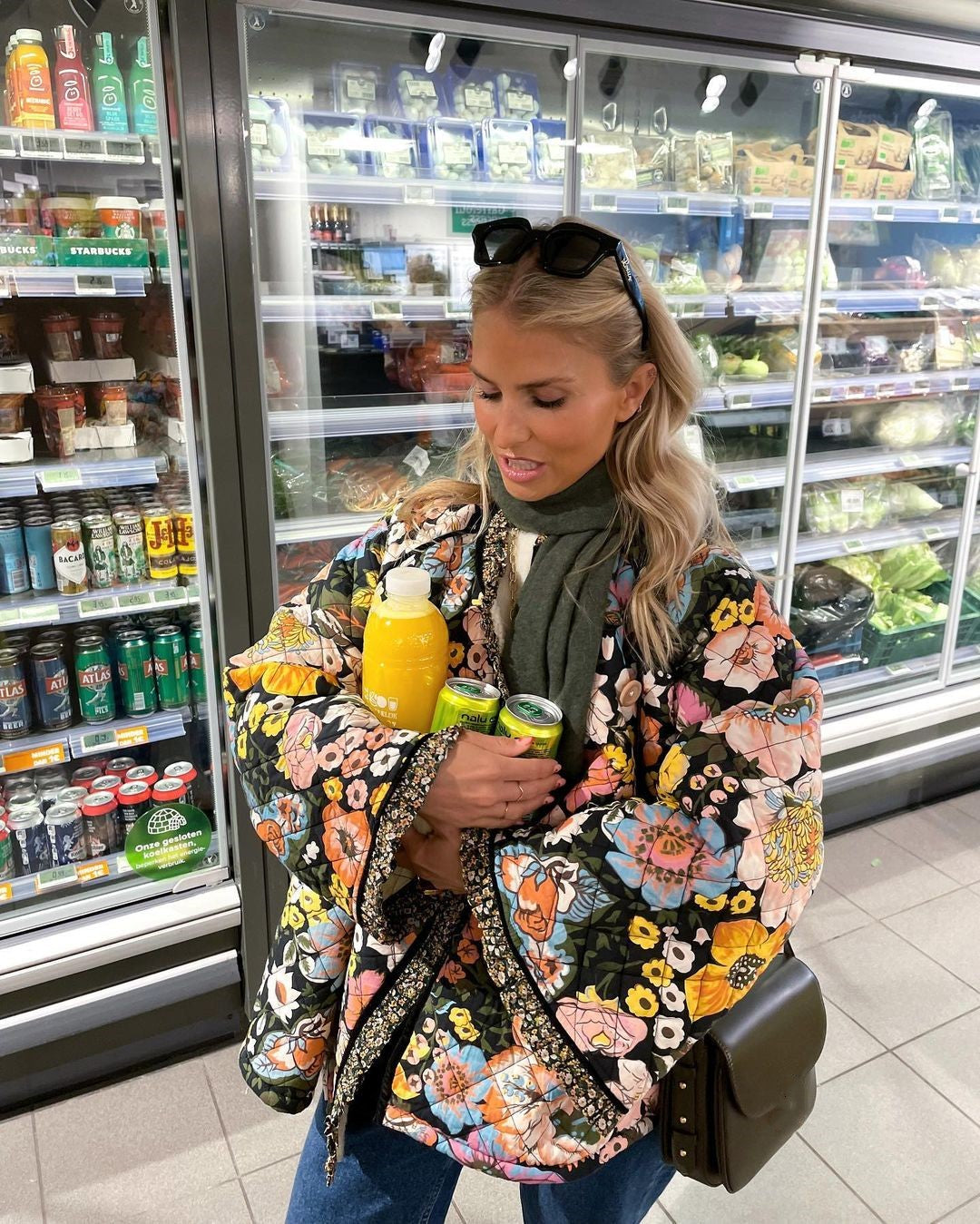 "Blomstret reversibel vinterjakke med boheme design, isolerende foring og brede ærmer for stil og varme."