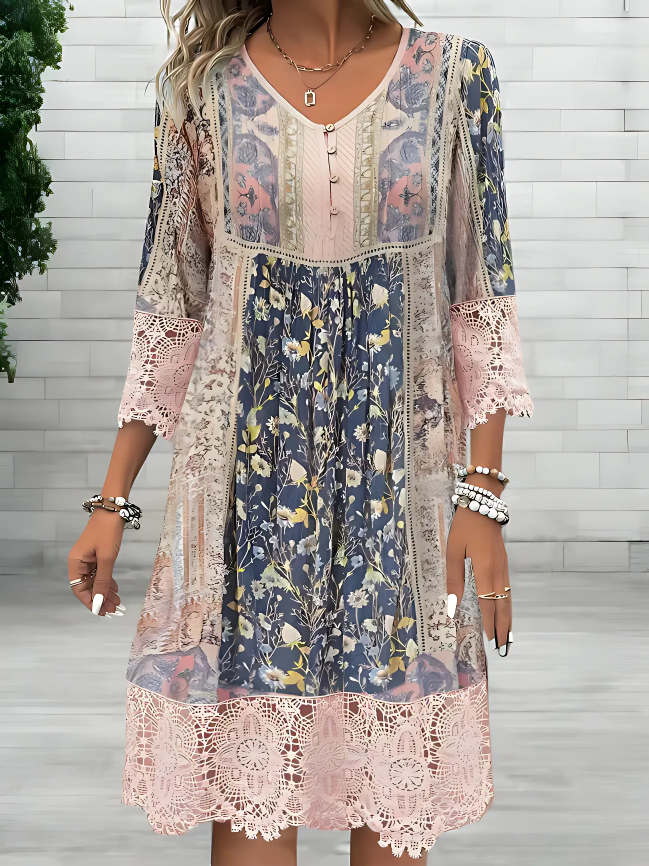 "Bohemian chic kvindekjole med blomstermønster, figursyet silhuet og blonddetaljer i let, åndbart materiale."