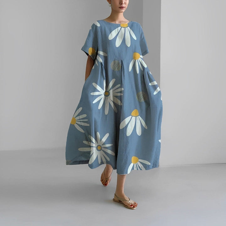 Boho blomstret kjole i fuld længde med løstsiddende pasform og delikat blomsterprint i varme farver.