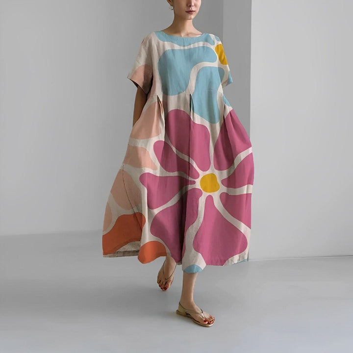 Boho blomstret kjole i fuld længde med løstsiddende pasform og delikat blomsterprint i varme farver.