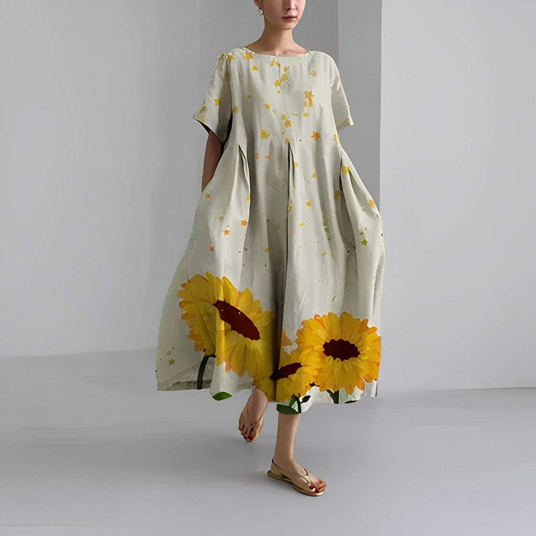 Boho blomstret kjole i fuld længde med løstsiddende pasform og delikat blomsterprint i varme farver.