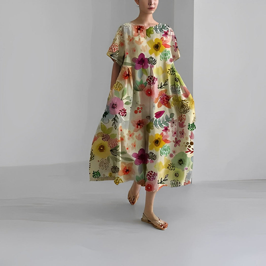 Boho blomstret kjole i fuld længde med løstsiddende pasform og delikat blomsterprint i varme farver.