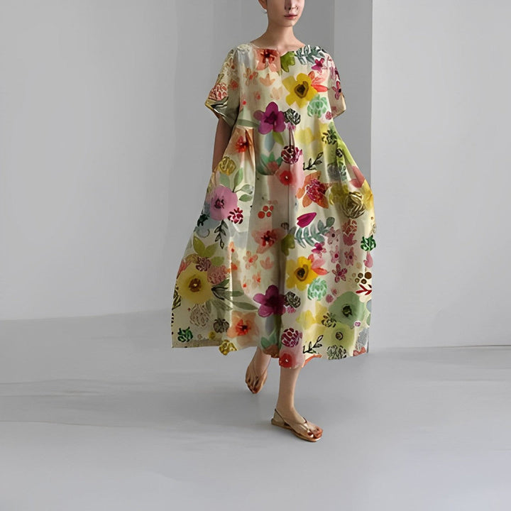 Boho blomstret kjole i fuld længde med løstsiddende pasform og delikat blomsterprint i varme farver.