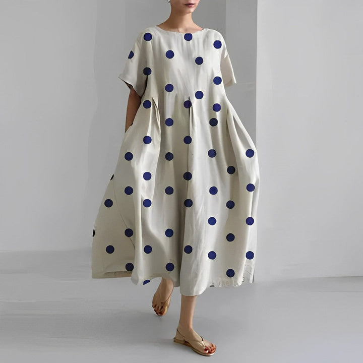 Boho blomstret kjole i fuld længde med løstsiddende pasform og delikat blomsterprint i varme farver.