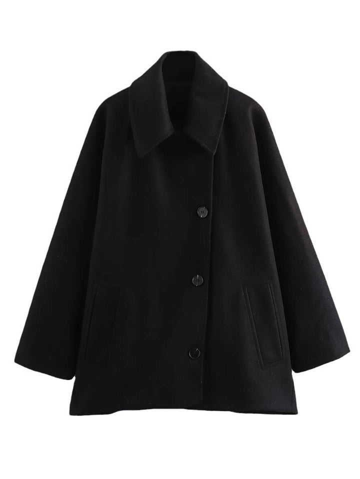 Midilang brun damefrakke i uld med reverskrave og oversized flagermusærmer. Komfortabel og elegant vinterovertøj.