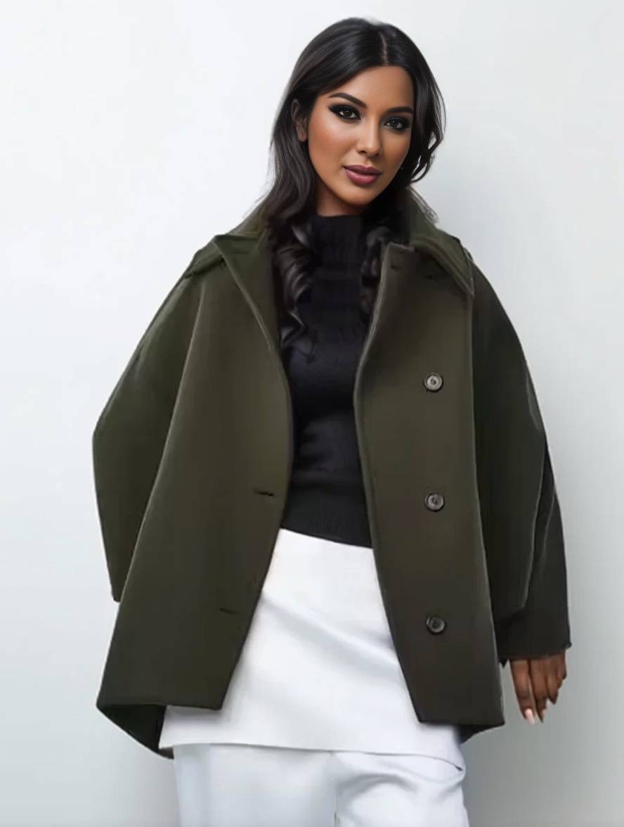 Uldfrakke til damer. Midilang, oversized med reverskrave og flagermusærmer. Elegant og varmt overtøj.
