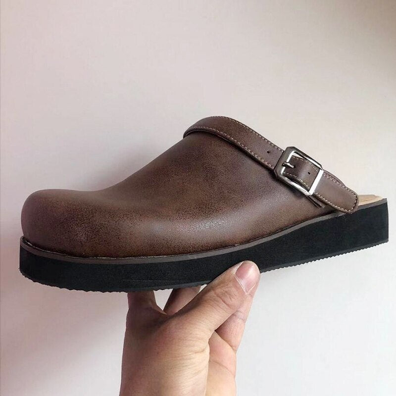 "Brune læder slip-on træsko til mænd, alsidig stil, støttende såler, minimalistisk look. Perfekt til både arbejde og hverdage