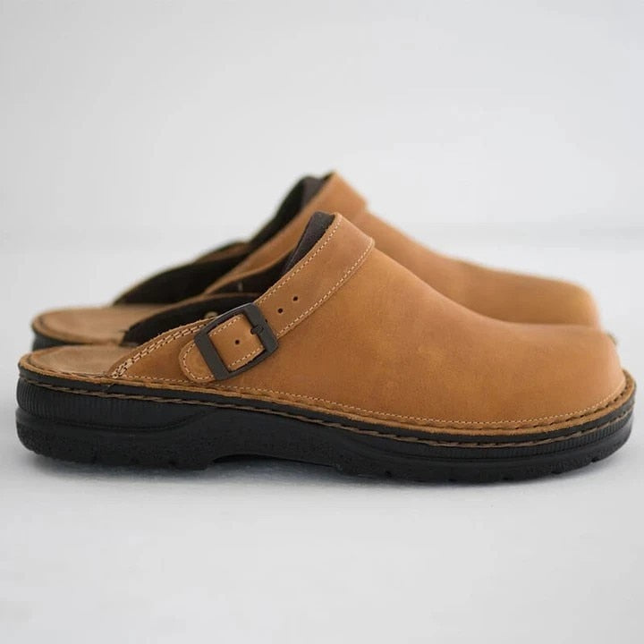 "Brune læder slip-on træsko til mænd, alsidig stil, støttende såler, minimalistisk look. Perfekt til både arbejde og hverdage