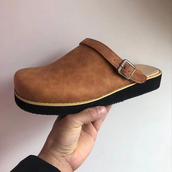 "Brune læder slip-on træsko til mænd, alsidig stil, støttende såler, minimalistisk look. Perfekt til både arbejde og hverdage