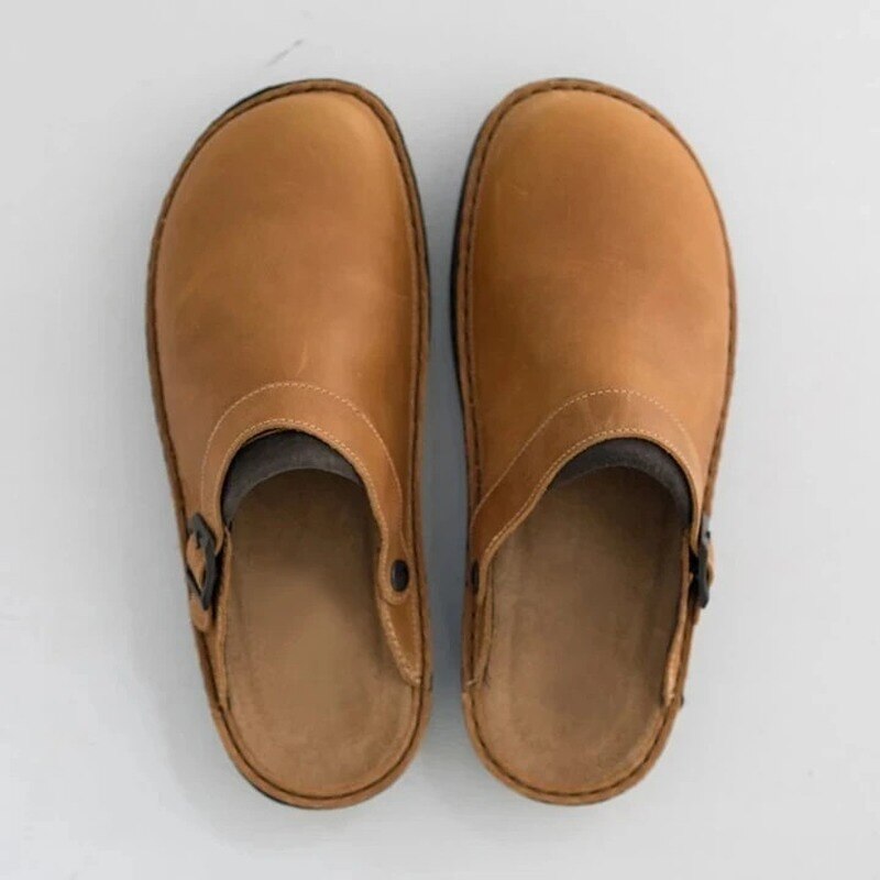 "Brune læder slip-on træsko til mænd, alsidig stil, støttende såler, minimalistisk look. Perfekt til både arbejde og hverdage