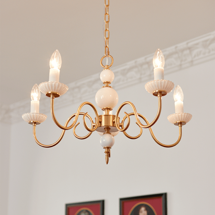 Elegant Lysekrone i Cremefarvet Glas