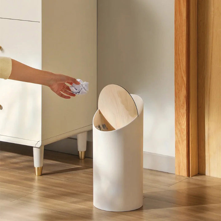 Hvid Caroline affaldsspand i træ med skråt design. Moderne og stilren til enhver indretning.