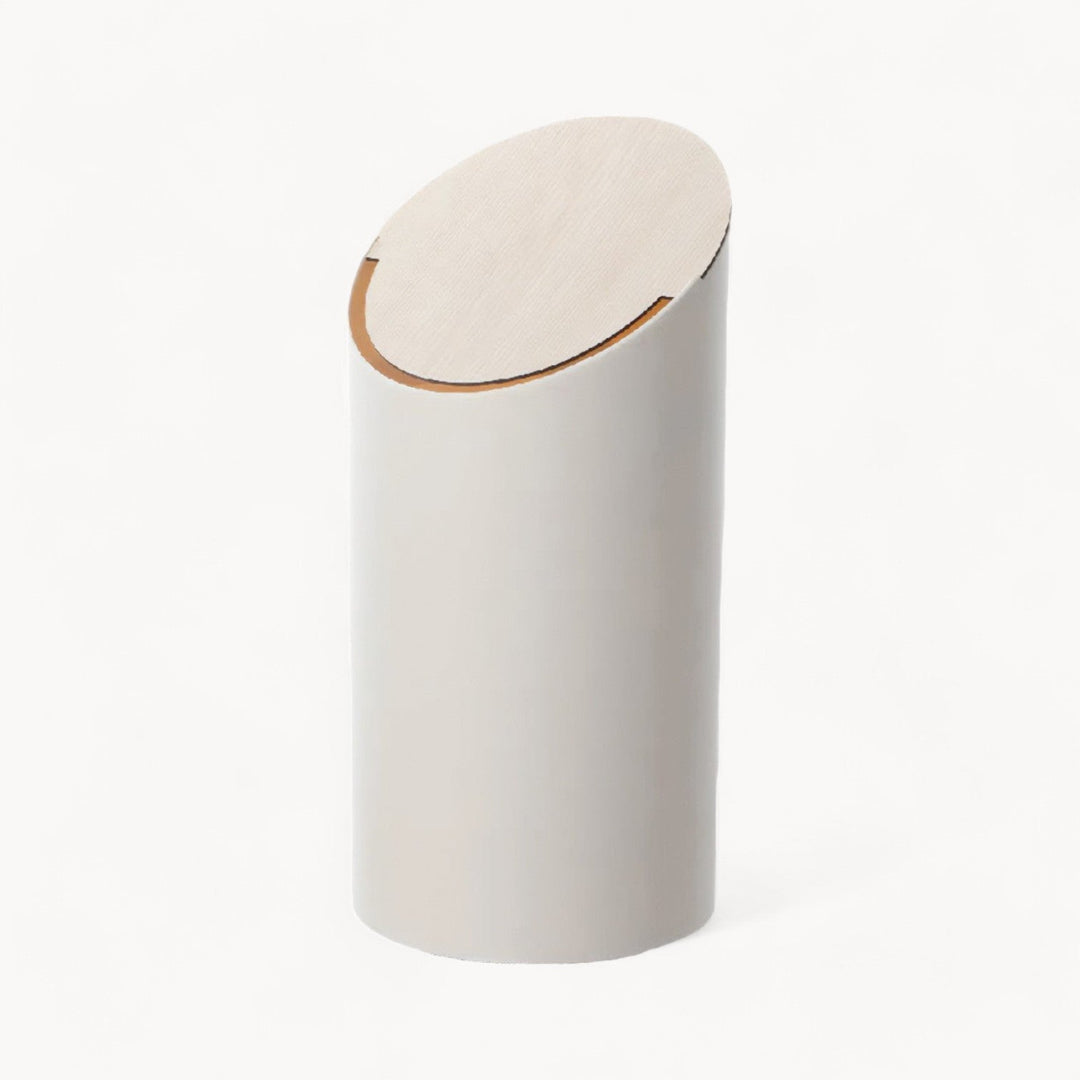 Sort affaldsspand i træ, Caroline. Elegant skråt design giver et moderne præg til rummet.