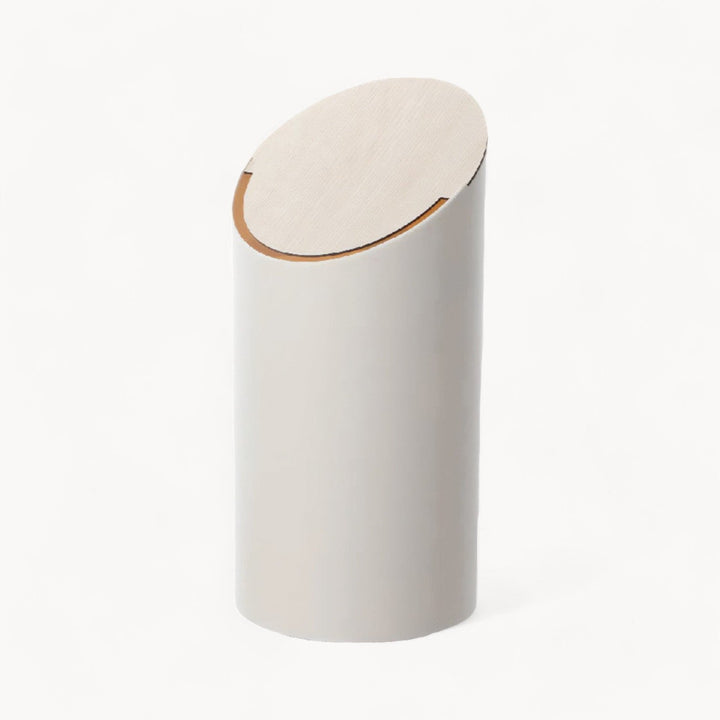 Sort affaldsspand i træ, Caroline. Elegant skråt design giver et moderne præg til rummet.