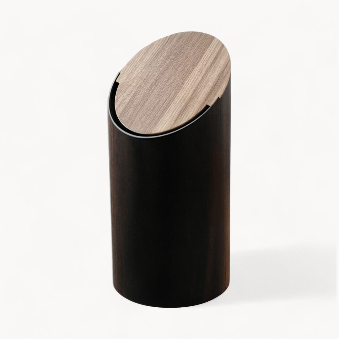 Moderne træ affaldsspand, Caroline, med unikt skråt design. Passer perfekt i et stilrent hjem.