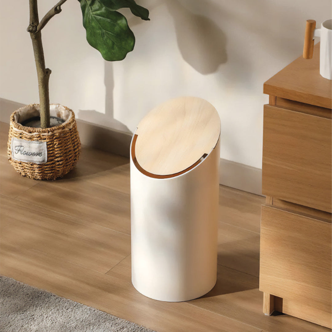 Affaldsspand i ahorn træ, Caroline. Praktisk skråt design til soveværelse, badeværelse eller hjemmekontor.
